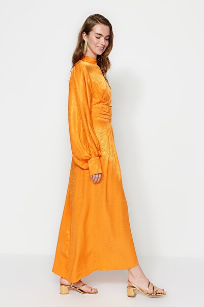 Trendyol Modest Oranžové svěšené balonové rukávy s vlastním vzorem večerní šaty TCTSS23DB00017