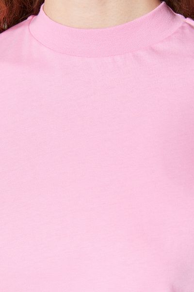 Trendyol Collection Rosa Basic-Strick-T-Shirt aus 100 % Baumwolle mit Stehkragen TWOAW20TS0096