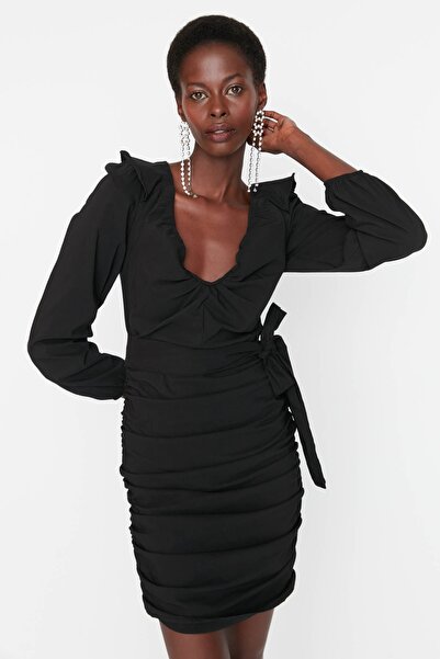 Trendyol Collection Popelínové tkané - černé krátké večerní šaty s páskem TPR...