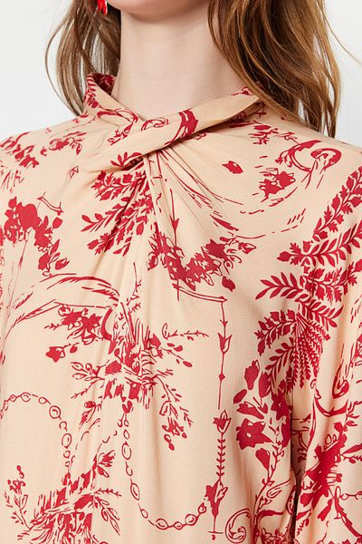 Trendyol Modest Cremefarbenes Kleid aus Viskosegewebe mit weiten Ärmeln und gemustertem Kragen TCTSS23EB00234