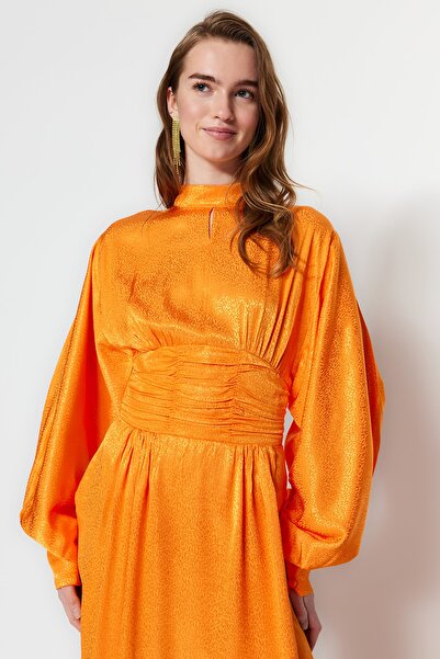 Trendyol Modest Oranžové svěšené balonové rukávy s vlastním vzorem večerní šaty TCTSS23DB00017