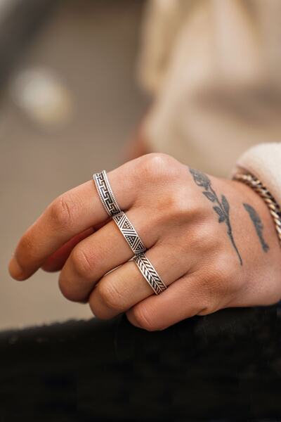 The Collection Unisex Gümüş Kaplama Üçgen Desen Labirentl Sezar Taç Yaprak Model Alyans Ayarlanabilir Yüzük Set