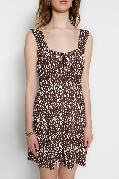 Trendyol Collection Μίνι πλεκτό φόρεμα σε γραμμή Α σε καφέ εμπριμέ τετράγωνο γιακά TWOSS23EL00348