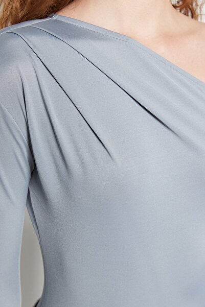 Trendyol Collection Šedý asymetrický límec s dlouhým rukávem, strečové zapínání, pletené tělo TWOAW22BD0080