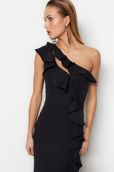 Trendyol Collection Czarna suknia wieczorowa z falbankami TPRSS20AE0244