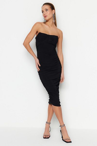 Trendyol Collection Czarna dopasowana, tiulowa elegancka suknia wieczorowa TPRSS23EL00273