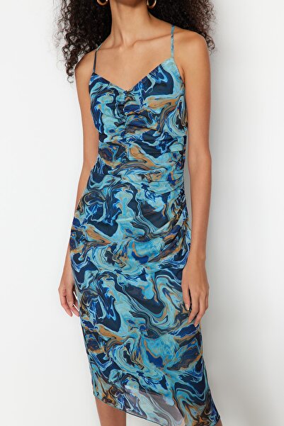 Trendyol Collection Modrý vzorovaný plisovaný tyl bodycone/pružné pletené šaty sedící na těle TWOSS23EL00646