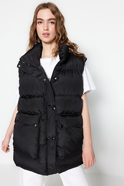 Trendyol Collection Černá Wide Cut Oversize Stand Collar Puffer Vesta TWOAW23YE00015