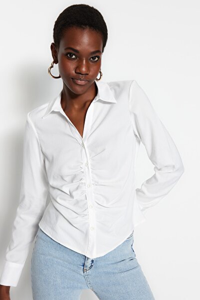 Trendyol Collection Ecru-gerafftes, tailliertes/Slim-Fit-Webhemd TWOSS23GO00177