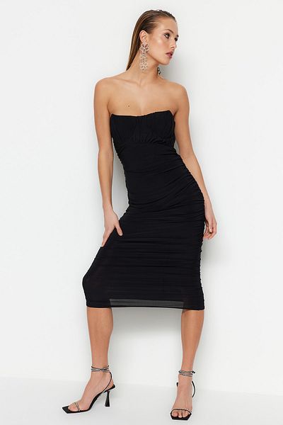 Trendyol Collection Czarna dopasowana, tiulowa elegancka suknia wieczorowa TPRSS23EL00273