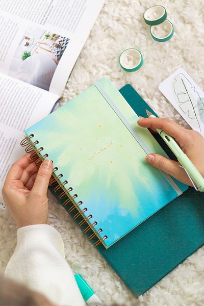 Matt Notebook دفتر ملاحظات مربع الشكل ومطاط حلزوني مقاس A5 مقاس 15 × 21 سم وغير مؤرخ