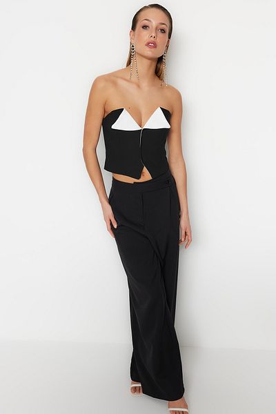 Trendyol Collection Schwarz-weißes, bauchfreies, gefüttertes Bustier aus Webstoff TPRSS23BS00052