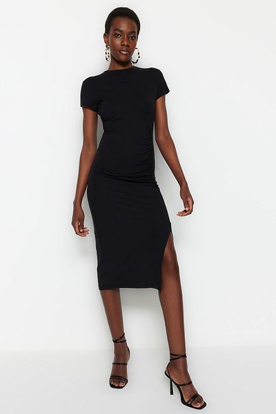 Trendyol Collection Schwarzes tailliertes/körperbetontes Midikleid aus flexiblem Baumwollstrick mit Raffung und Schlitzdetail TWOSS23EL00777