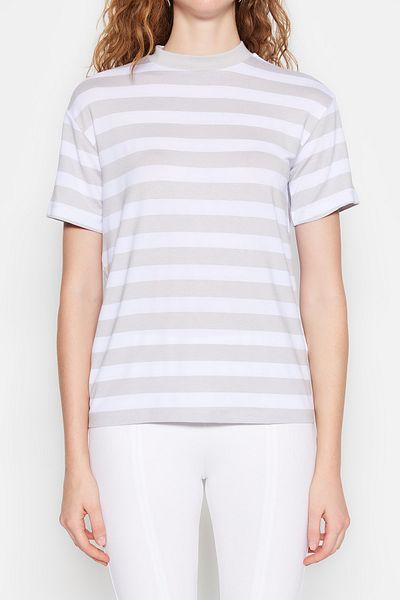 Trendyol Collection Grau-weiß gestreiftes Basic-Strick-T-Shirt mit Stehkragen TWOSS21TS1204