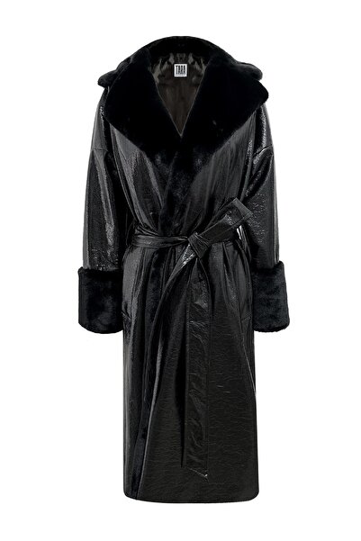 TARA COŞKUNTUNCEL Rugan Siyah Kürk Detaylı Palto