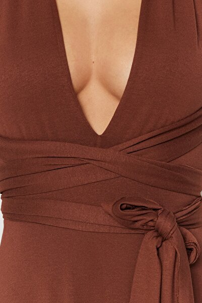 Trendyol Collection Pletené maxi plážové šaty - hnědé s vlečkami a kravatou TBESS21EL2992