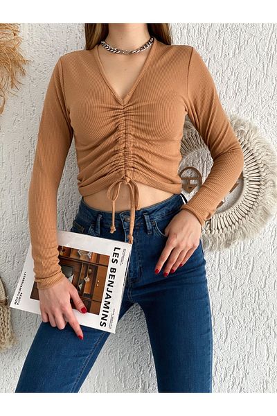 Noa Noa Λεπτομερής Crop μπλούζα με λαιμόκοψη V μπροστά