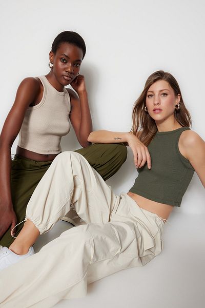 Trendyol Collection Khaki-Beige 2er-Pack tailliertes/tailliertes Crop-Neckholder-Tanktop aus geripptem flexiblem Strick TWOSS21AL0058