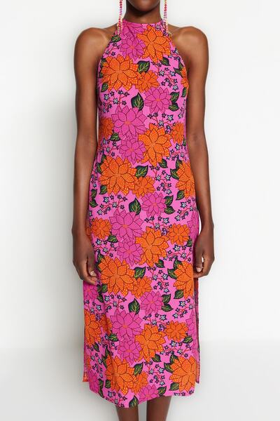 Trendyol Collection Midi tkané plážové šaty bez zad s květinovým vzorem TBESS23EL00062