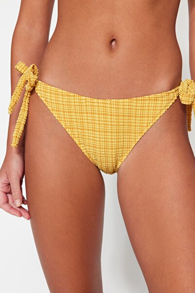 Trendyol Collection Partea de jos de bikini texturizată cu picior normal texturizat cu legături cu vichy muștar TBESS23BA00244