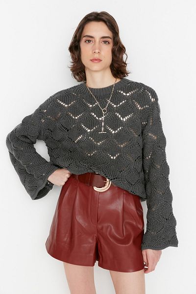 Trendyol Collection Anthrazitfarbener Strickpullover mit Lochmuster TWOAW22KZ1171