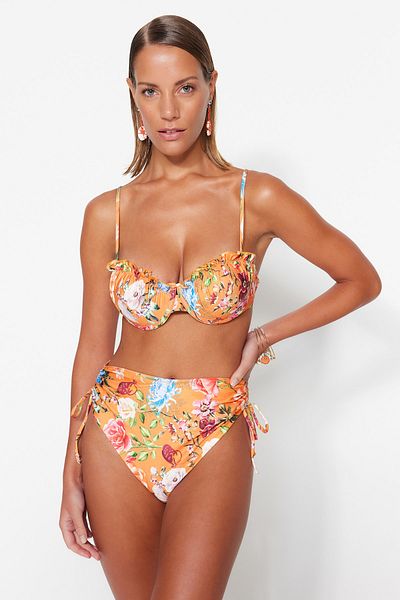 Trendyol Collection Balkon-Bikini mit hoher Taille und Rüschen und Blumenmuster – TBESS23BT00019