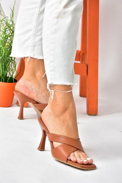 Fox Shoes Barna, keresztpántos, vastag sarkú női papucs P590033009