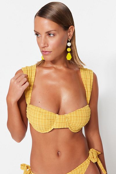 Trendyol Collection Senffarbenes, strukturiertes Gingham-Bikinioberteil mit Bügel und Bügel TBESS21BU0161