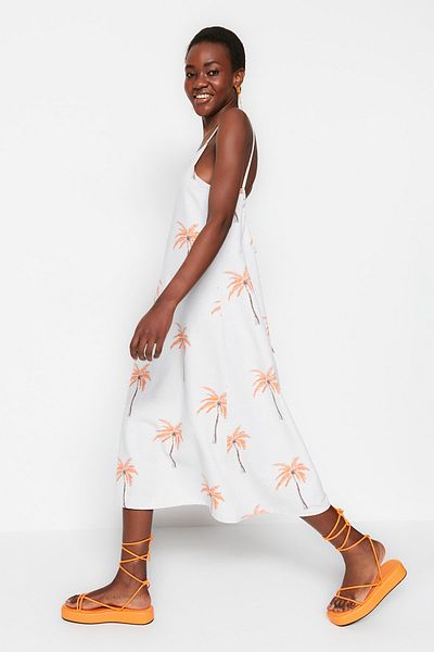 Trendyol Collection Weißes, florales, gerade geschnittenes Midi-Gewebekleid in Leinenoptik mit Trägern TWOSS23EL00085