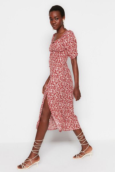 Trendyol Collection Rochie maro cu croială dreaptă țesută midi din viscoză, cu modele florale, cu detaliu de cravată TWOSS23EL00410
