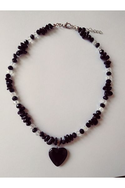 Fata Morgana Accessory قلادة من حجر العقيق الأسود المكسور على شكل قلب