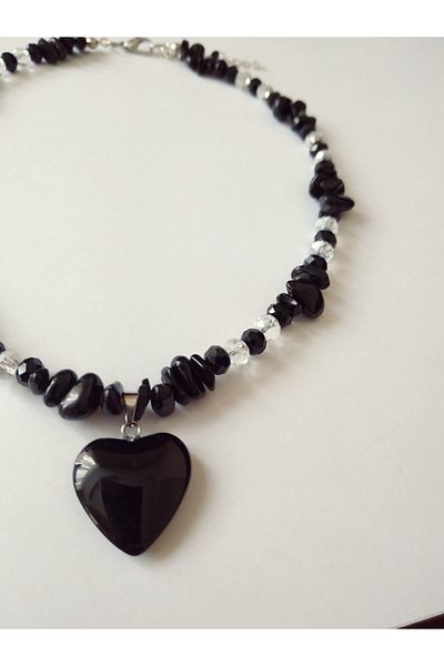 Fata Morgana Accessory قلادة من حجر العقيق الأسود المكسور على شكل قلب
