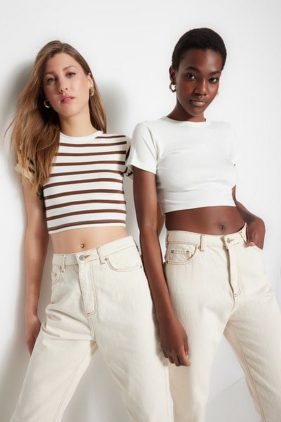 Trendyol Collection Premium Ecru-Ecru Braun gestreifte 2er-Pack Viskose-Crop-Stretch-Strickbluse TWOSS23BZ00194