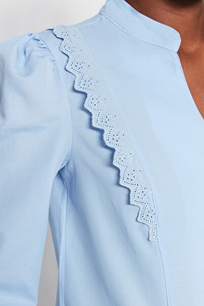 Trendyol Collection Světle modrá krajková bavlněná košile TWOSS20GO0044