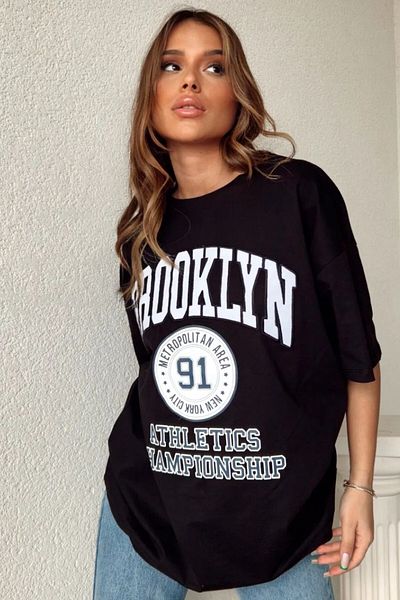 MODAGEN Dámské černé tričko Brooklyn White Oversize s potiskem