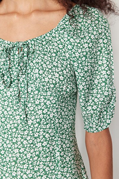 Trendyol Collection Zelené midi tkané šaty s detailem kravaty TWOSS23EL00410