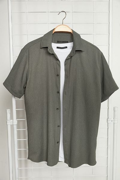 Trendyol Collection Khakifarbenes, strukturiertes Wickel-Sommerhemd – kurze Ärmel, normale Passform TMNSS23GO00055