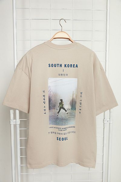 Trendyol Collection Kurzärmliges T-Shirt mit Rundhalsausschnitt aus 100 % Baumwolle mit Stadt- und Fotodruck – TMNSS23TS00157