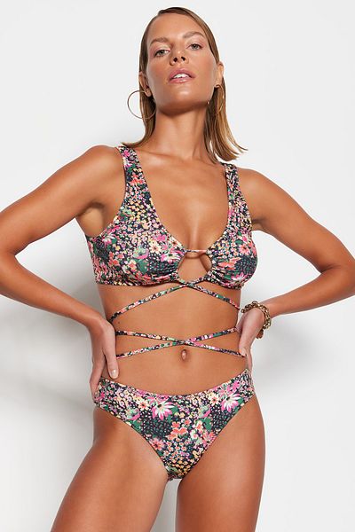 Trendyol Collection Dół od bikini o regularnych nogawkach w kwiatowe wzory TBESS23BA00155