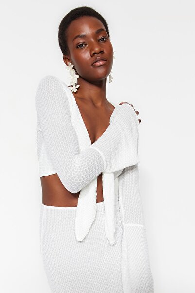 Trendyol Collection Weißer, körperbetonter, gewebter Rüschenblusenrock-Strandanzug TBESS23AU00040