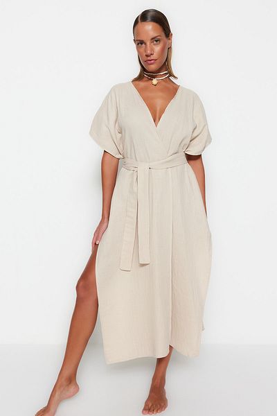 Trendyol Collection Maxi béžové páskové rozparkované mušelínové plážové kimono - TBESS23KM00019