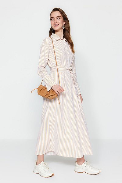 Trendyol Modest Beiges gewebtes Kleid mit Streifen, Gürtel, breiten Manschetten und halber Knopfleiste TCTSS23EB00256