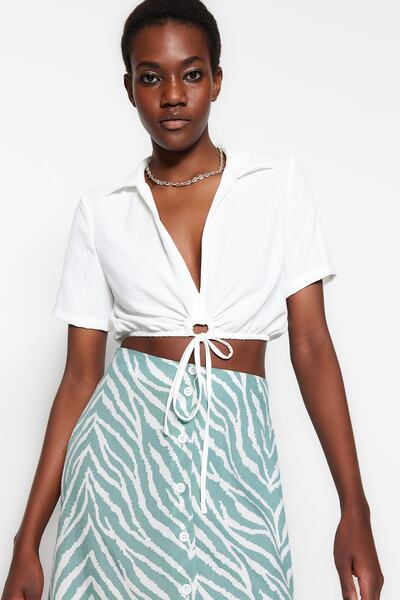 Trendyol Collection بلوزة منسوجة ذات تفاصيل منسوجة من إكرو TWOSS23BZ00257