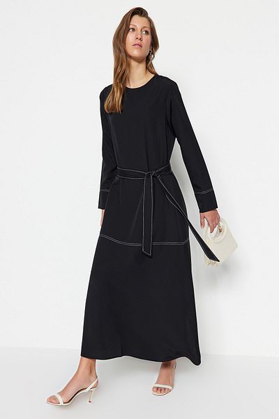 Trendyol Modest Černé páskové prošívání Detailní tkané šaty se širokou manžetou TCTSS23EB00278