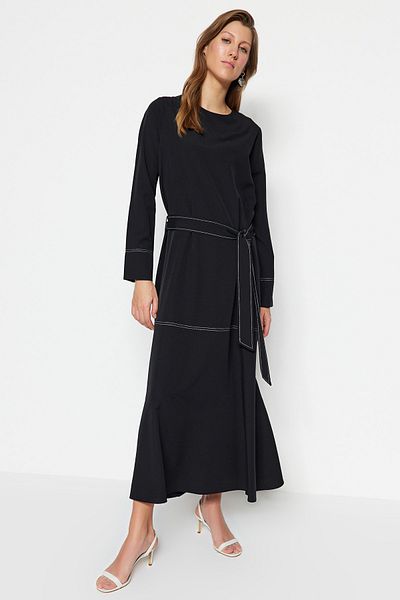 Trendyol Modest Černé páskové prošívání Detailní tkané šaty se širokou manžetou TCTSS23EB00278
