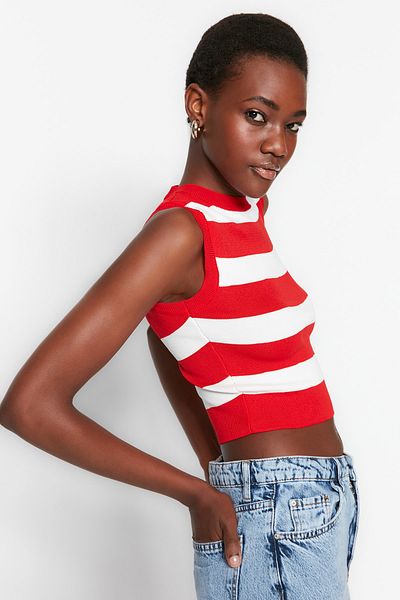 Trendyol Collection Rote, kurz geschnittene, gestreifte, dünne Bluse TWOSS22BZ1173