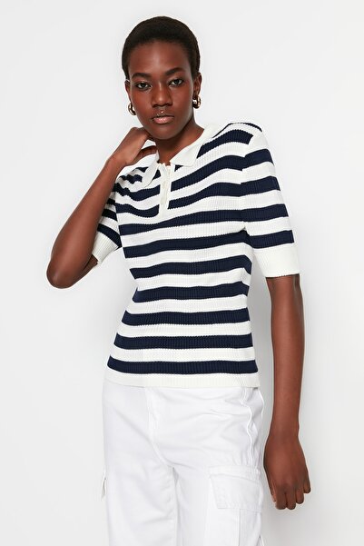 Trendyol Collection Sweter w paski w kolorze ecru TWOSS23KZ00002