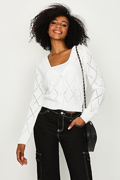 Select Moda Kadın Beyaz Baklava Desenli Düğme Detaylı Triko Hırka