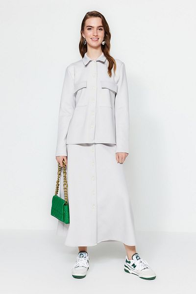 Trendyol Modest بدلة محبوكة بتفاصيل أزرار رمادية وسترة وتنورة TCTSS23US00052