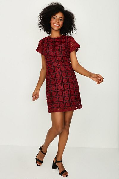 Select Moda Rochie mini cu mânecă scurtă din dantelă bordeaux